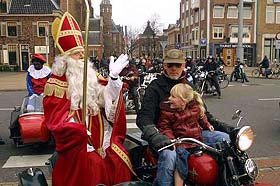 Op de zijspanmotor kwam Sinterklaas naar het ziekenhuis