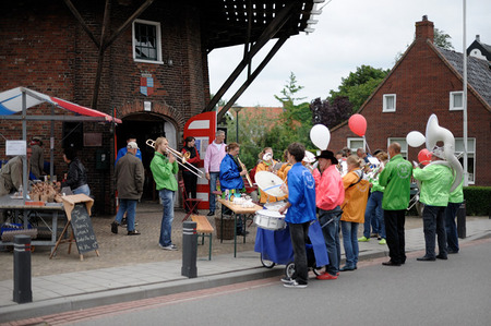 Muziek bij opening molen.jpg