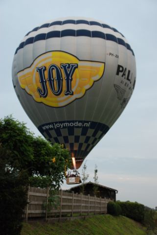 Ballon Bijna in de tuin.JPG