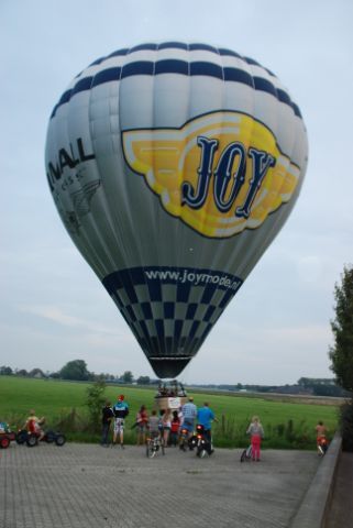 Ballon Landing luchtballon in Thesinge 020.JPG