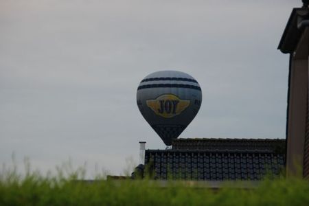 Ballon Vlaik boven dak 001.JPG