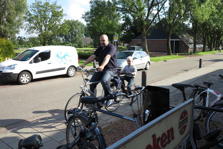 ET Fiets en fietser 44 Thesinger fietstocht 17 juni - Bert en Gijs Mollema.JPG