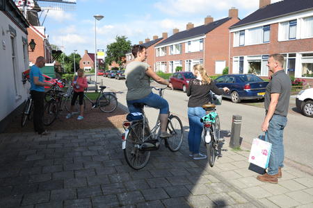 ET Fiets en fietser 45 Thesinger fietstocht Cor en Titia van Zanten en dochters.JPG