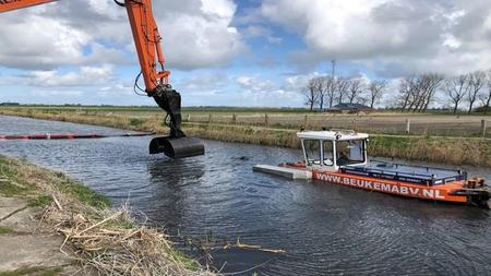 De-duwboot-schuift-het-slib-naar-de-graafmachine-Foto-Jan-Been-RTV-Noord.jpeg